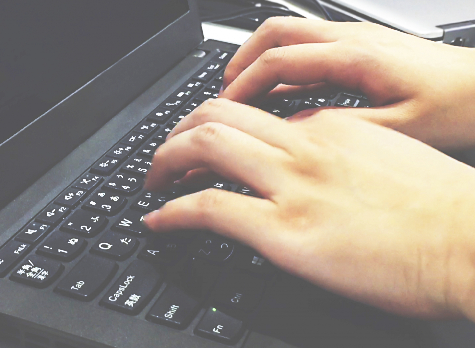 デスクワーク姿勢と肘の負担イメージ