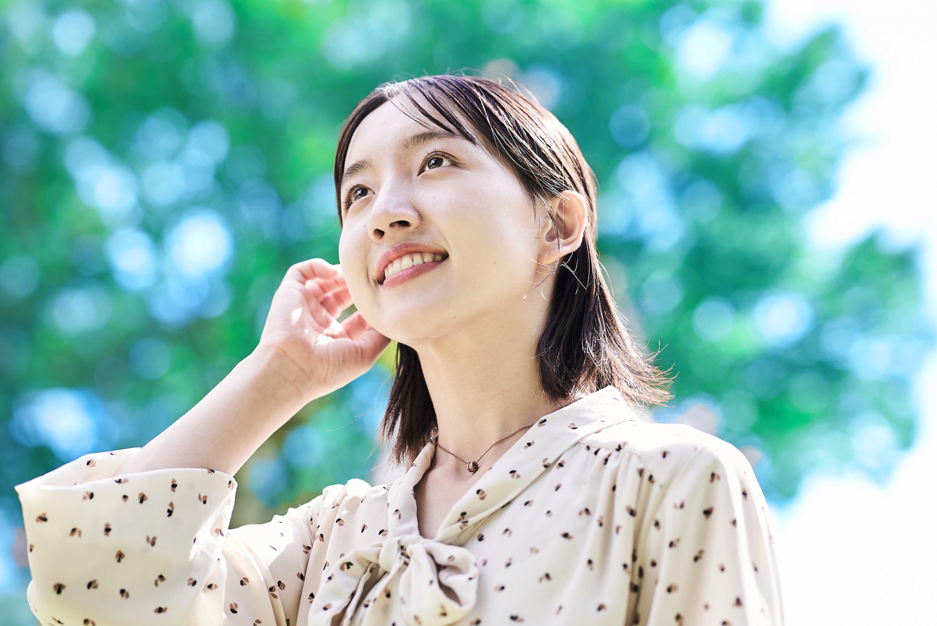 疲れがやわらぎ軽やかな朝を迎える女性のイメージ