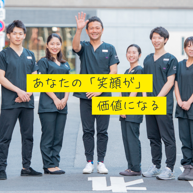 スタッフが笑顔で迎えるジムのエントランス