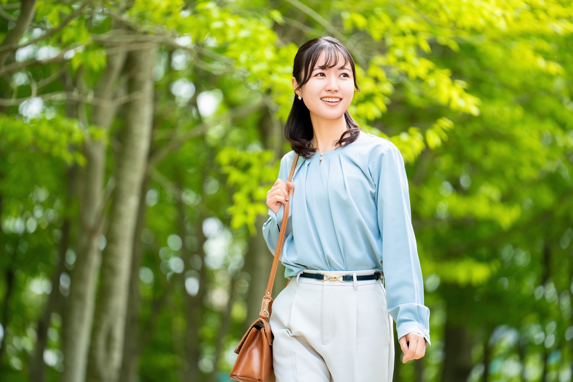 アキュスコープ施術後にリラックスしている女性(穏やかな表情で過ごす様子)