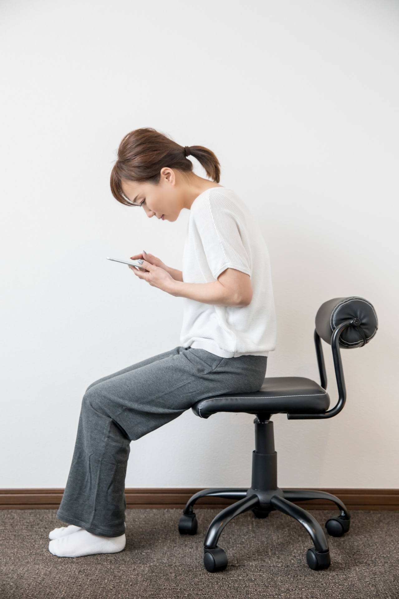 良くない座り方の例：脚組み・分厚い財布を後ろポケット・前のめり姿勢を示す注意イラスト