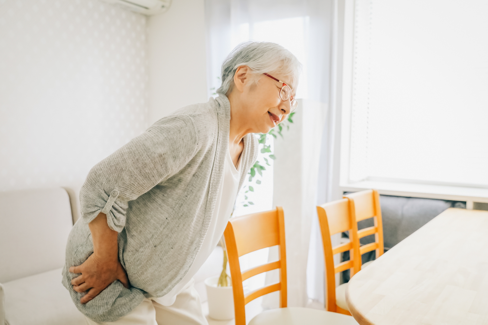 膝や腰に負担をかける日常動作のイメージ