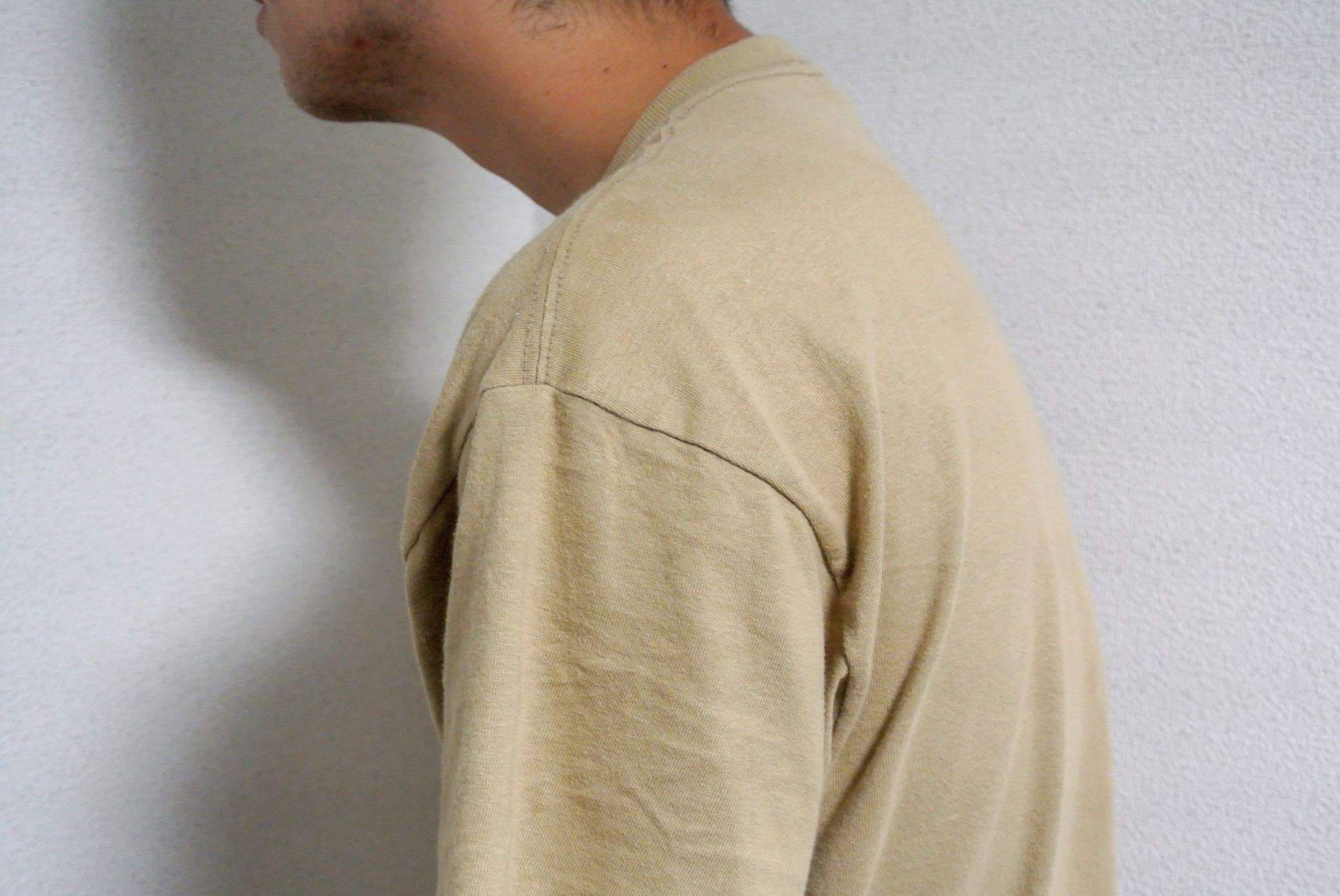 正常な首のカーブとストレートネックの比較図