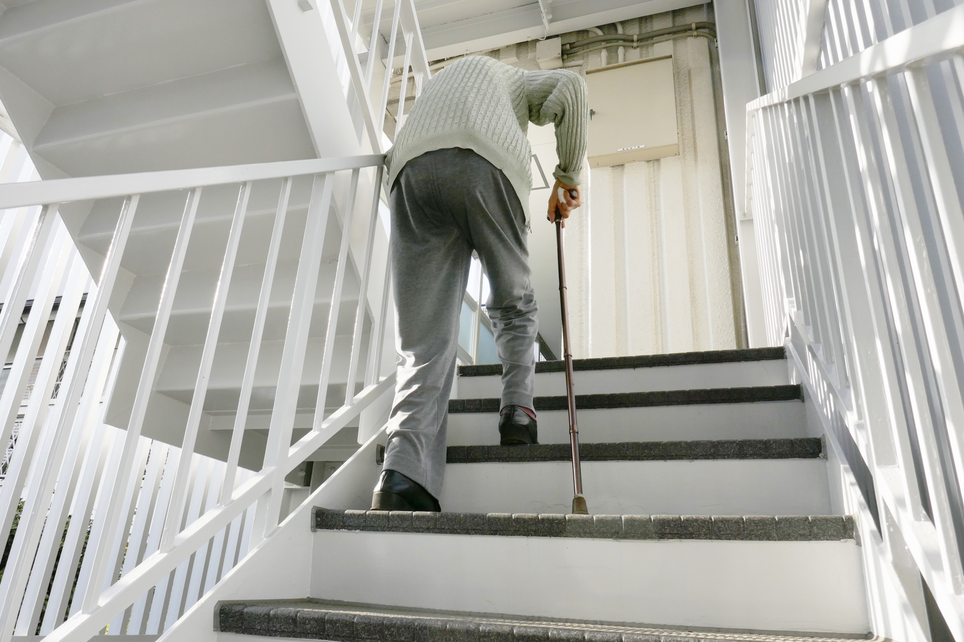 歩行時の膝への負担を図解したイメージ(膝だけに負担が集中している)