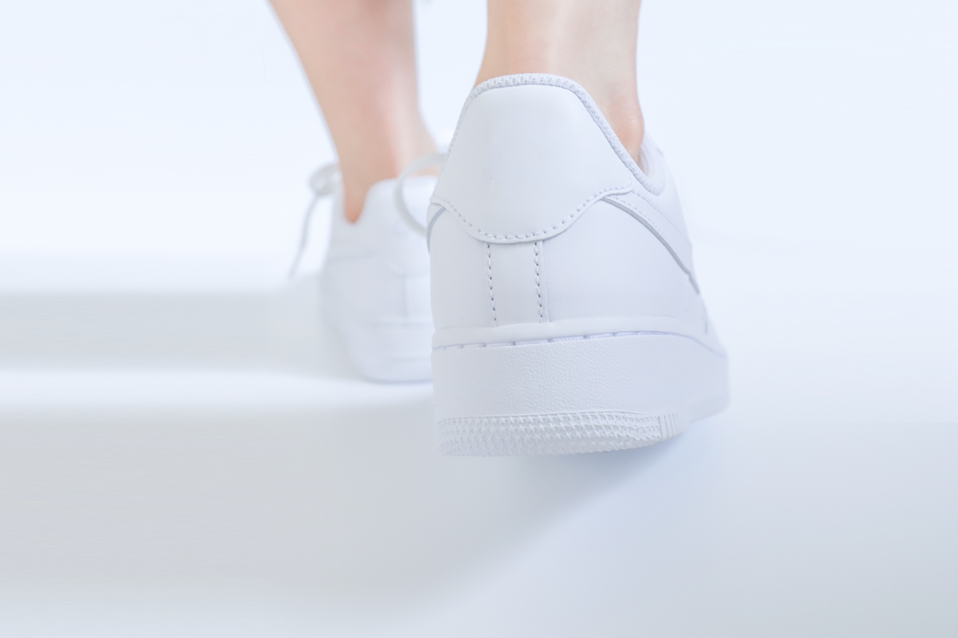 足首が内側に倒れて膝が内側に引き込まれている様子のイメージ