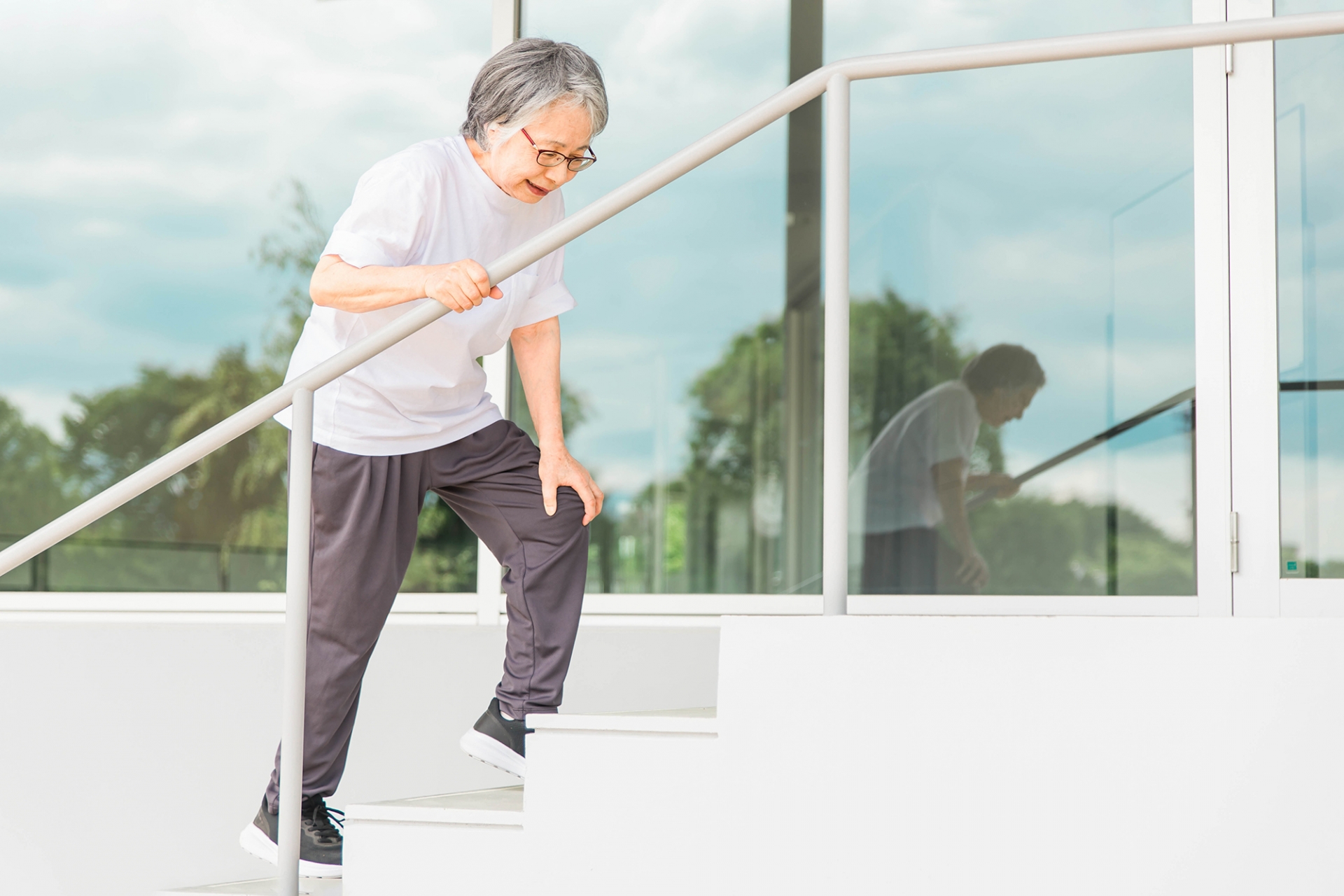 股関節の可動域が狭く膝に負担がかかっているイメージ