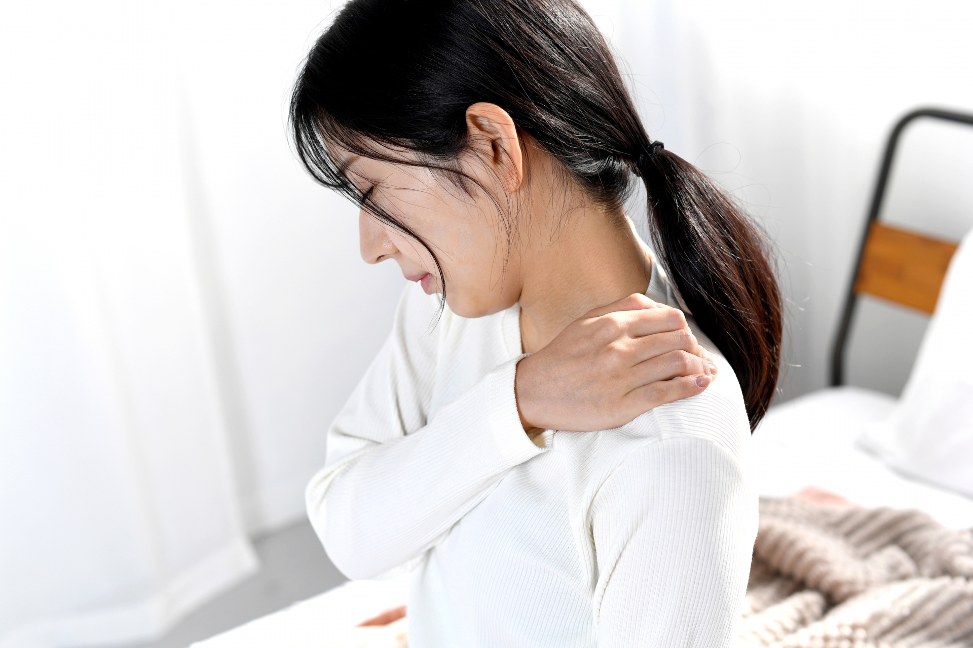 頭痛・肩こり・不眠などの症状に悩む女性のイメージ