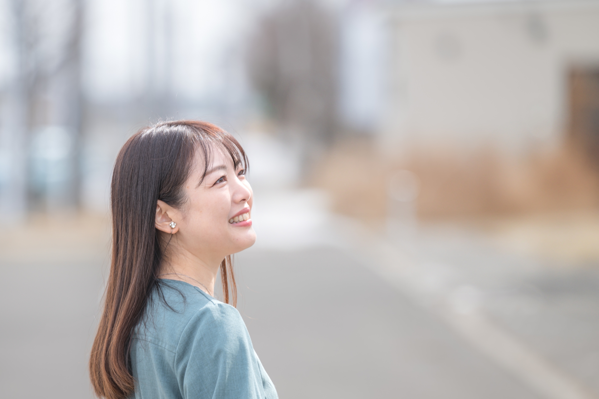 施術後に深呼吸している女性のイメージ(穏やかな表情)