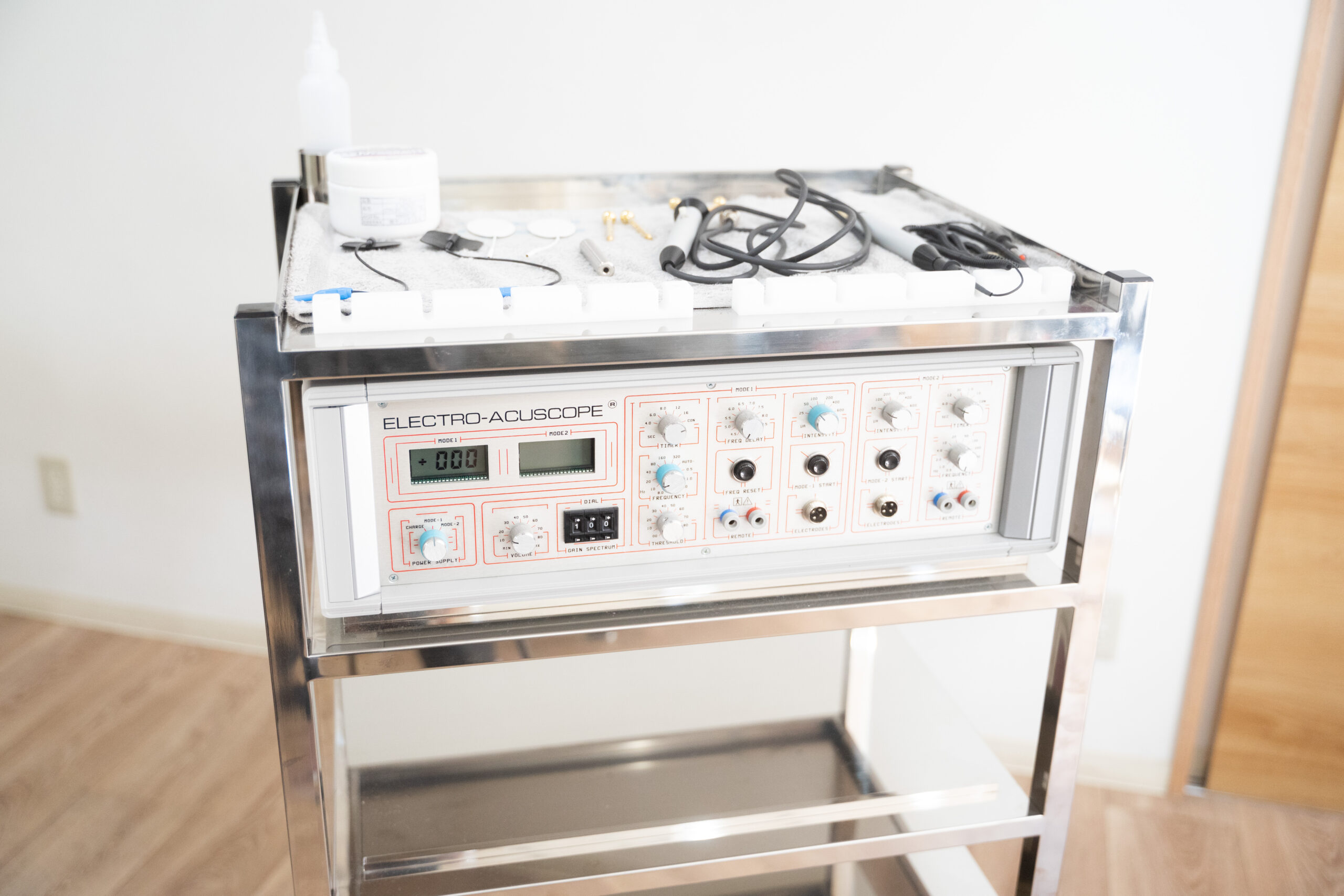 アキュスコープ機器のクローズアップ(やさしい光と操作パネル)