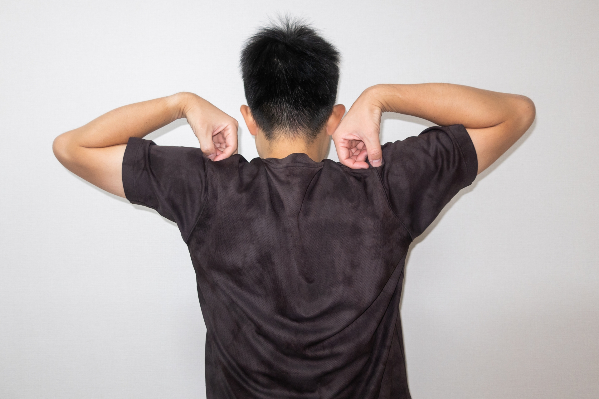 痛みを我慢して肩を無理に動かす危険性のイメージ