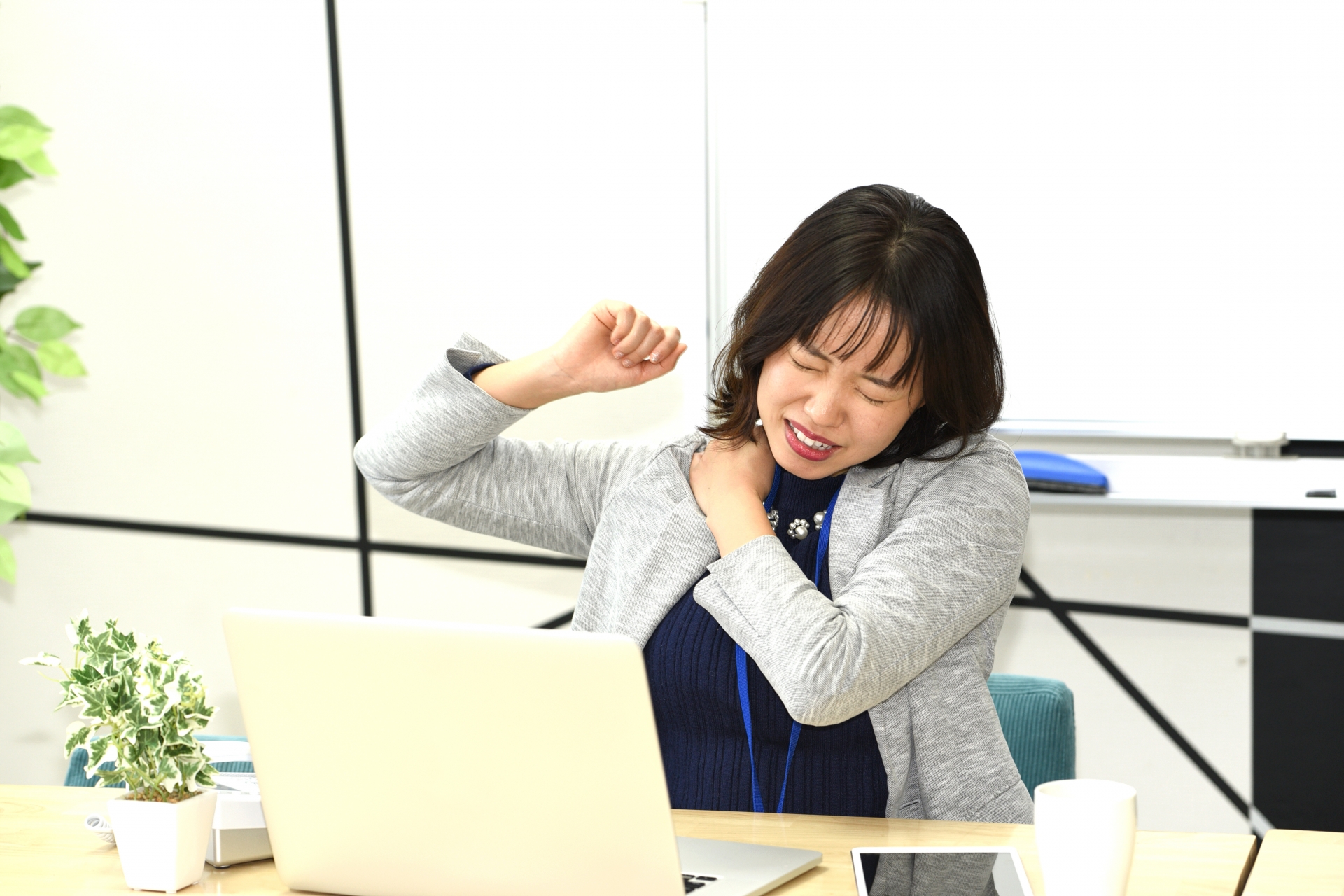 急に腕を上げる・振り回す動作の例を示すイメージ