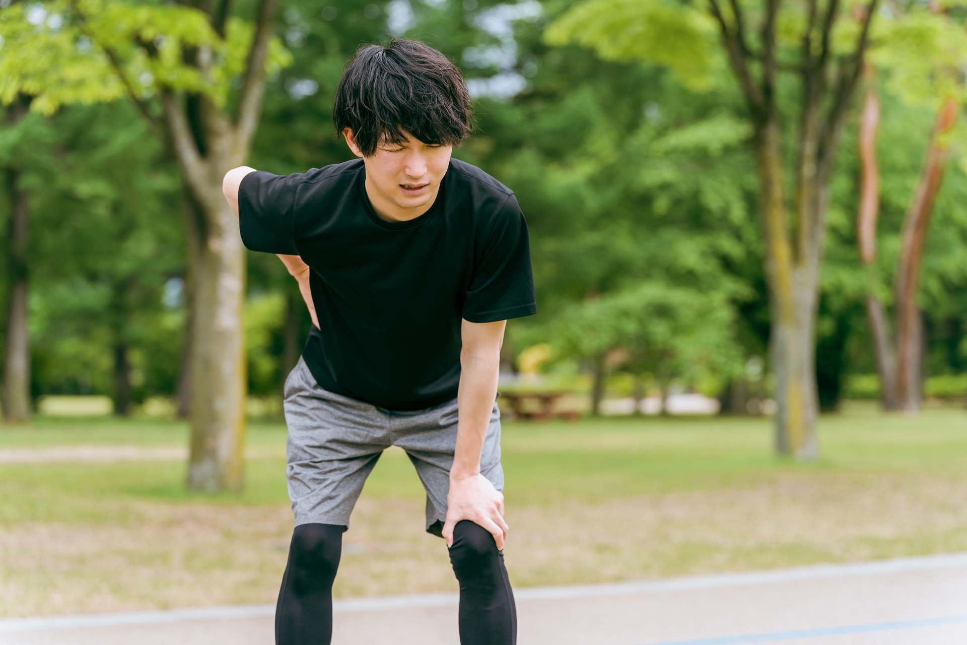 膝に負担がかかる動きのイメージ