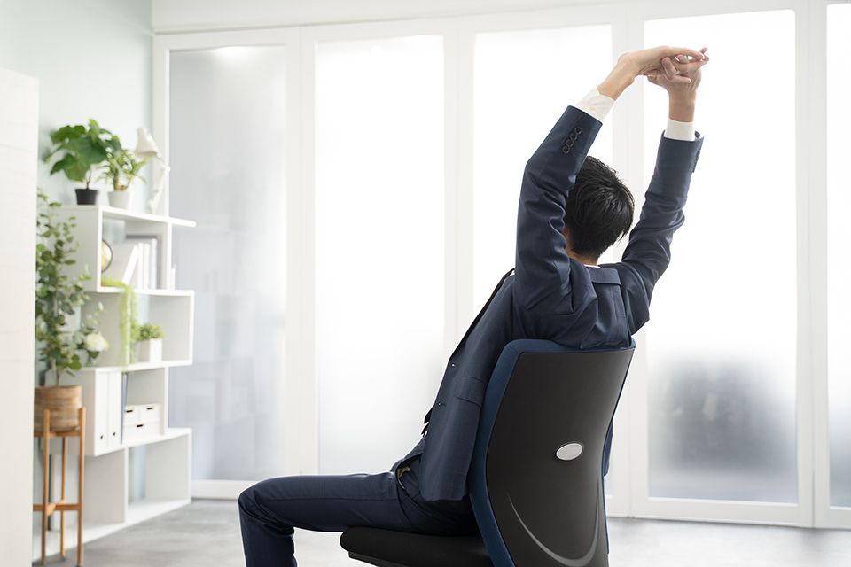 長時間同じ姿勢で肩に負担がかかる様子のイメージ