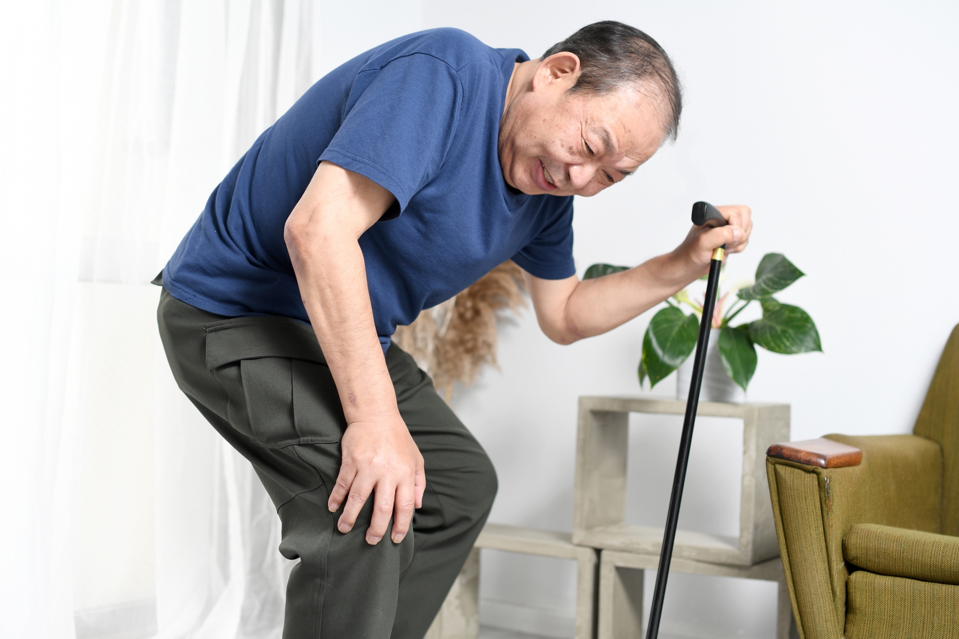 歩行中に膝の内側の痛みが気になっている女性のイメージ