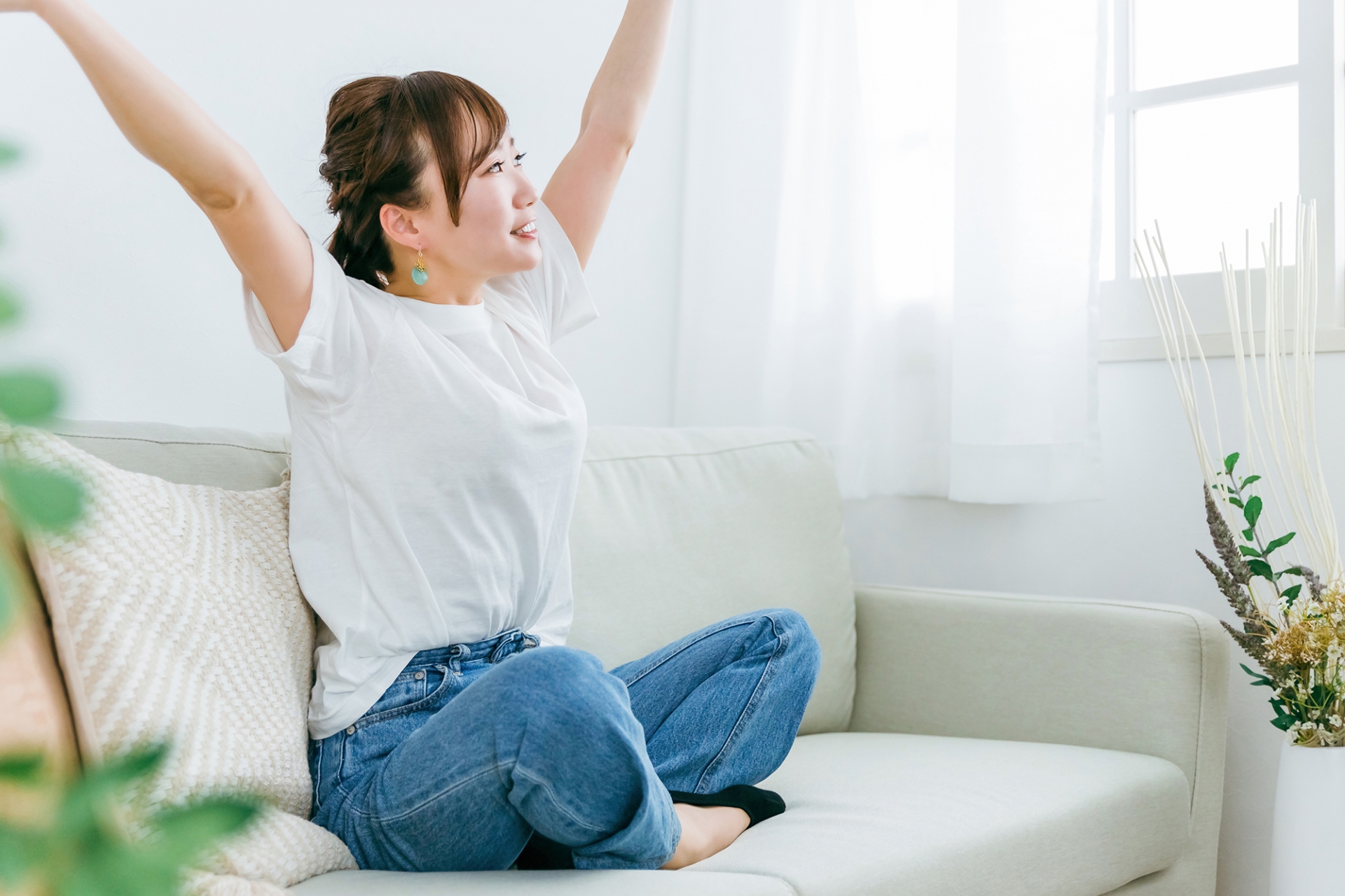 日中の姿勢を見直し首や肩の負担をやわらげる女性のイメージ