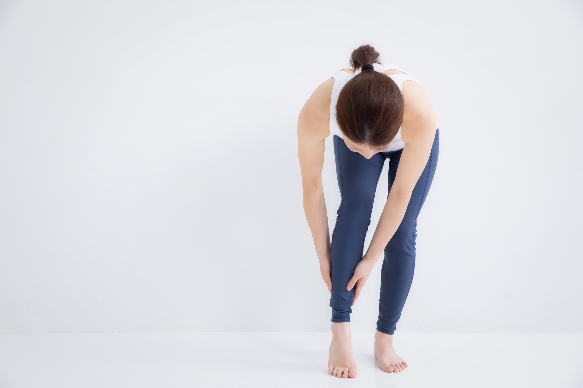 ランニングのあとにふくらはぎを気にしている女性のイメージ
